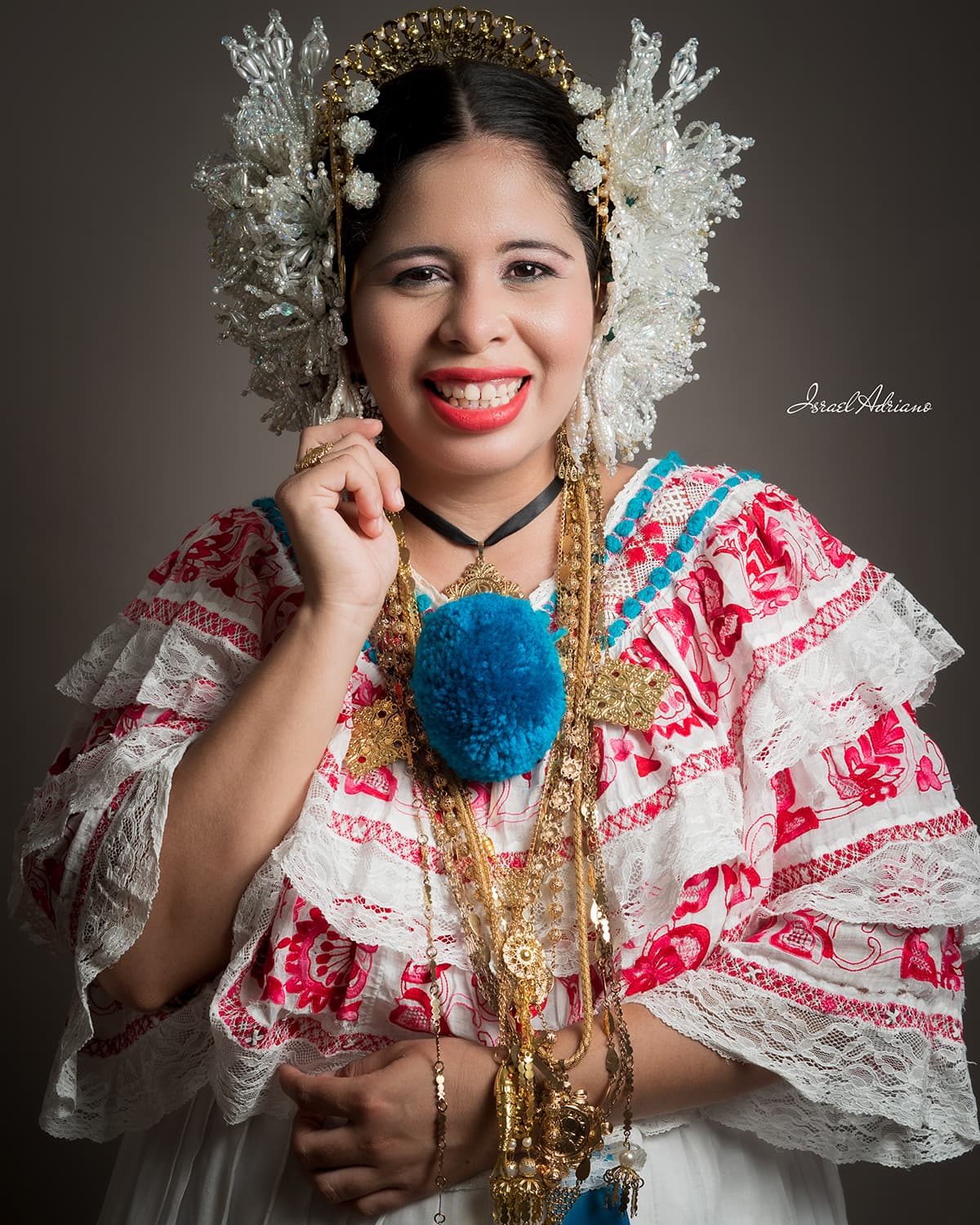 Retrato editorial de pollera panameña para Ivirez Panamá